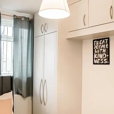 Spacious 3 Bedroom Flat Apartment London