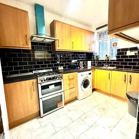 Spacious 3 Bedroom Flat Apartment *