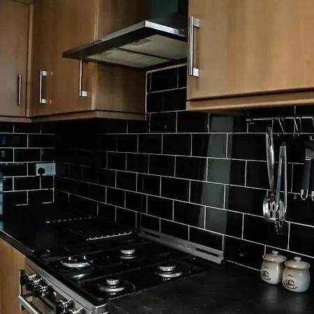 Spacious 3 Bedroom Flat Apartment