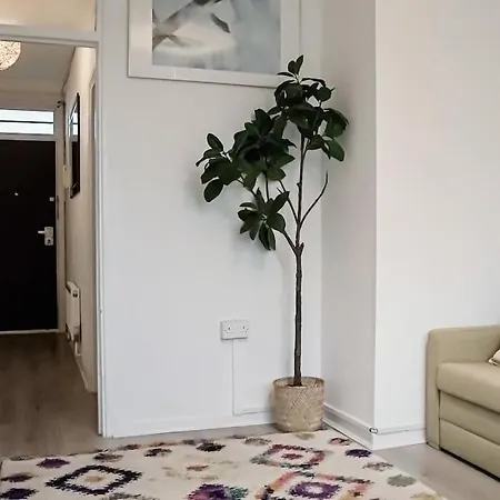 Spacious 3 Bedroom Flat Apartment London