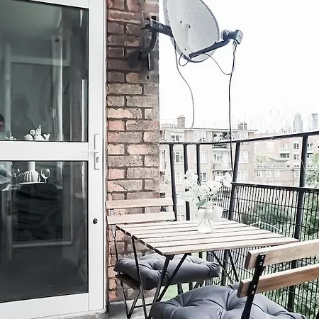 Spacious 3 Bedroom Flat *