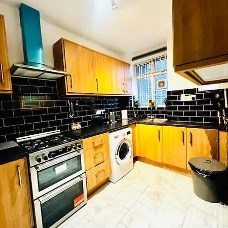 Apartment Spacious 3 Bedroom Flat *