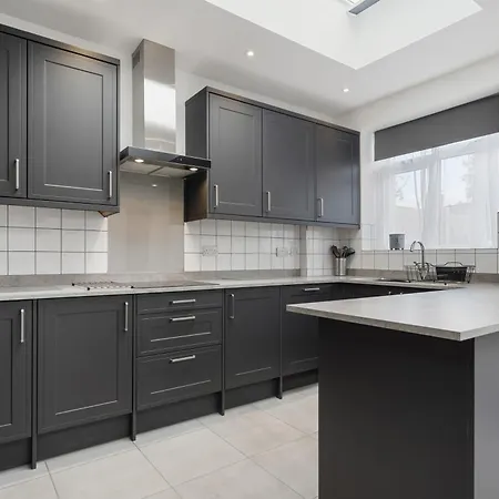 4-bed House Ideal For Families And Corporate Holiday home Enfield