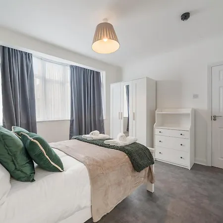4-bed House Ideal For Families And Corporate Enfield