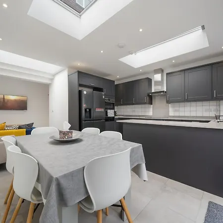 4-bed House Ideal For Families And Corporate Enfield