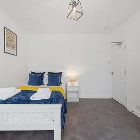 4-bed House Ideal For Families And Corporate Enfield