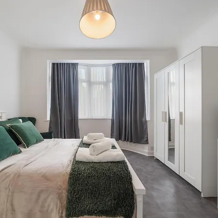 Holiday home 4-bed House Ideal For Families And Corporate Enfield