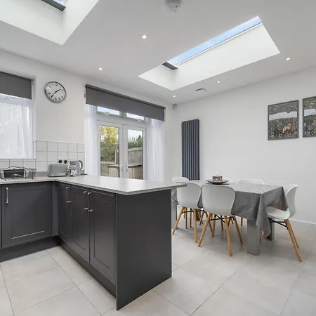 4-bed House Ideal For Families And Corporate Holiday home *
