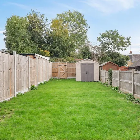 4-bed House Ideal For Families And Corporate Holiday home Enfield