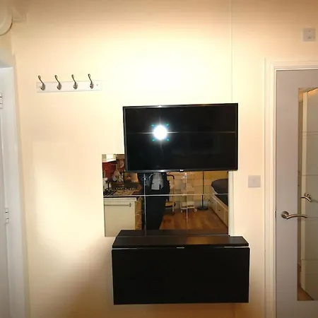 St 7 - Cosy, Modern Apartment-corbyn St N4 London