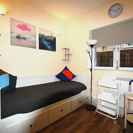 Apartment St 7 - Cosy, Modern Apartment-corbyn St N4 London