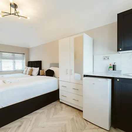 West Drayton Self Contained *