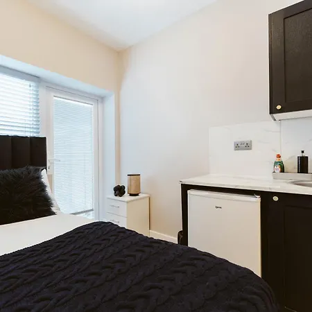 West Drayton Self Contained *