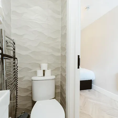 West Drayton Self Contained *