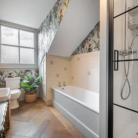 Heaver House - Stunning, Large, 5br House Nr Tube And Tooting Common Villa *