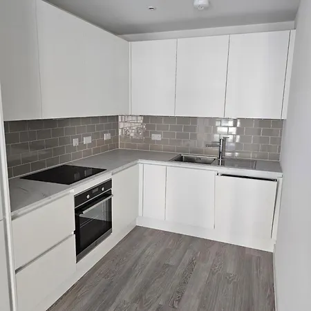 Spacious 30 Minutes To London Southall
