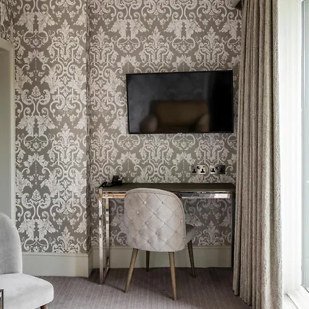 The Petersham 4*