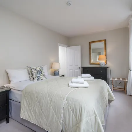 Spacious Flat Near Victoria And Warwick Square London