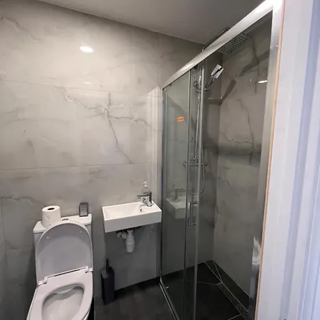 Gladstone Avenue Apartment *