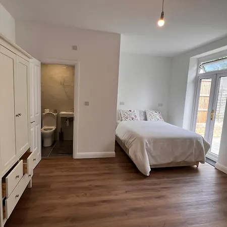 Apartment Gladstone Avenue *