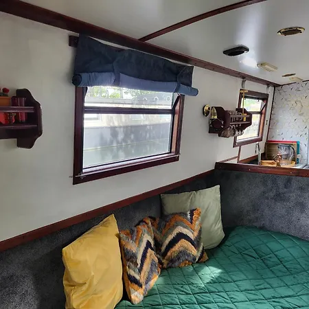 Comfy Canal Boat In Little Venice For Family & Friends London