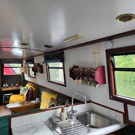 Comfy Canal Boat In Little Venice For Family & Friends London