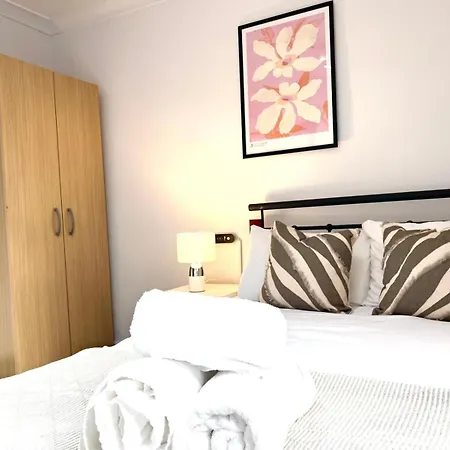 2 Bed Apartment- Camden Town Apartment London