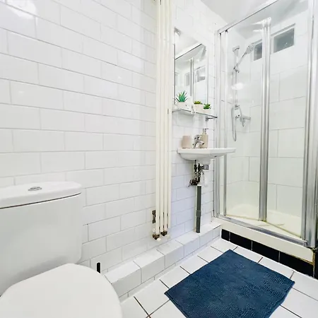 2 Bed Garden Flat- Highgate * London