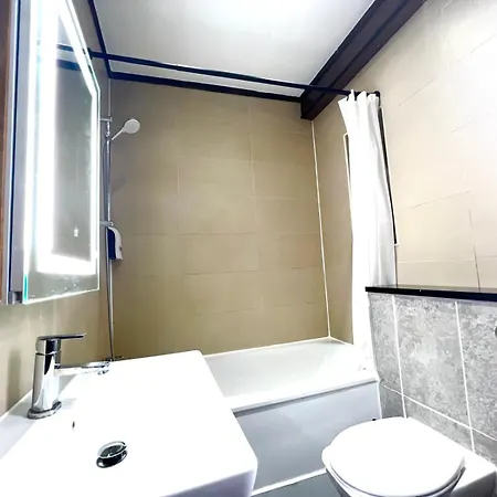 2 Bed Apartment- Camden Town Apartment London