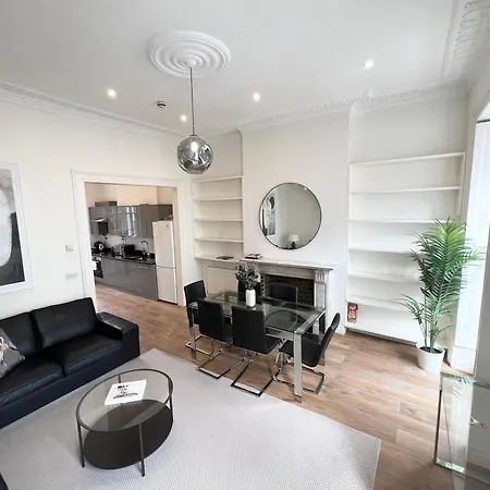 Large 3 Bed 3 Bath Apartment- Apartment