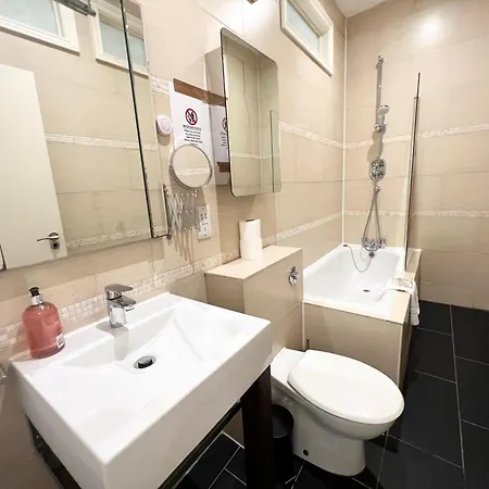 Large 3 Bed 3 Bath Apartment- * London