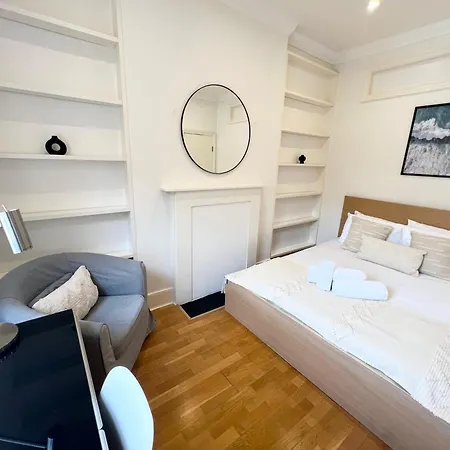 Apartment Large 3 Bed 3 Bath Apartment- London