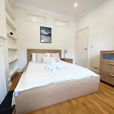 Large 3 Bed 3 Bath Apartment- London