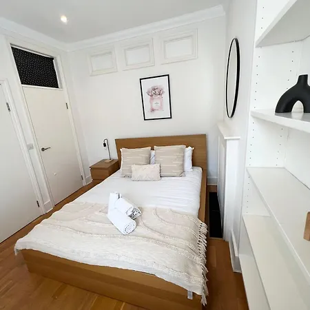 Large 3 Bed 3 Bath Apartment- * London