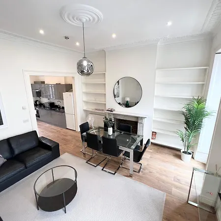 Large 3 Bed 3 Bath Apartment- London