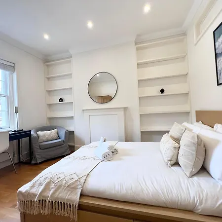 Large 3 Bed 3 Bath Apartment- * London