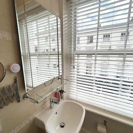 Large 3 Bed 3 Bath Apartment- *