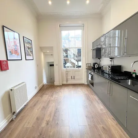 Large 3 Bed 3 Bath Apartment- London
