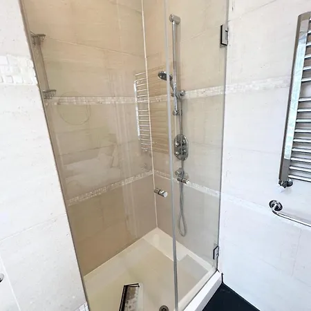 Large 3 Bed 3 Bath Apartment- * London