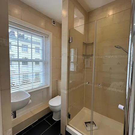 Large 3 Bed 3 Bath Apartment-