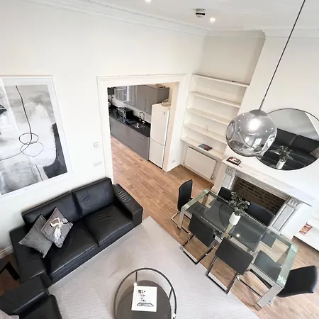 Large 3 Bed 3 Bath Apartment- Apartment