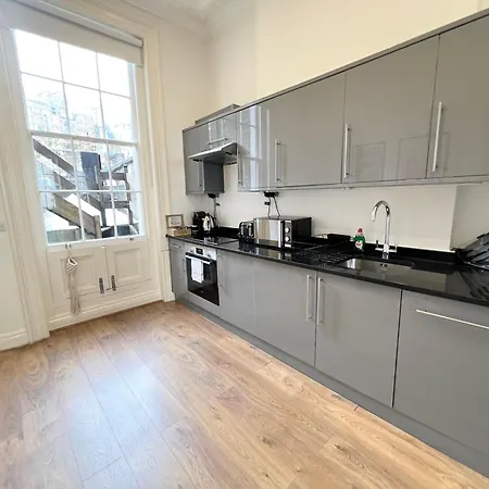 Large 3 Bed 3 Bath Apartment- Apartment *