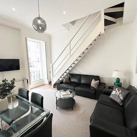 Large 3 Bed 3 Bath Apartment- Apartment London