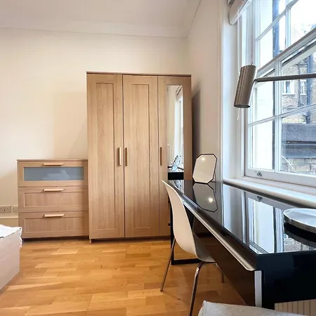 Apartment Large 3 Bed 3 Bath Apartment- London