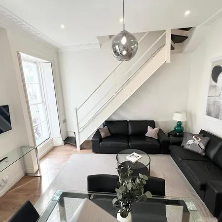 Large 3 Bed 3 Bath Apartment- London