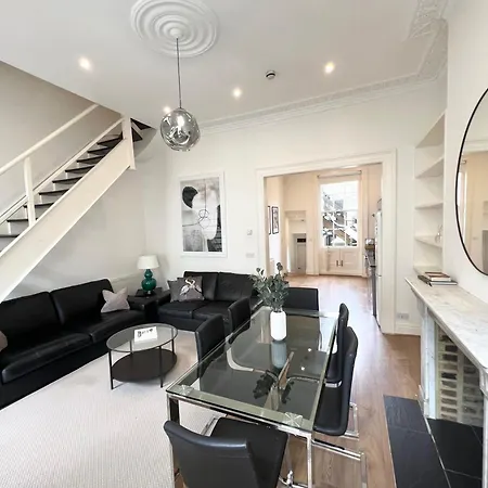 Large 3 Bed 3 Bath Apartment-