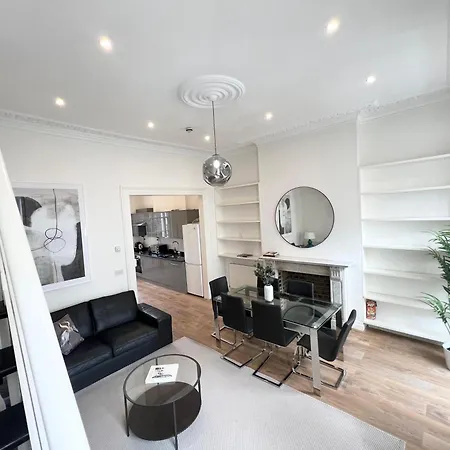 Apartment Large 3 Bed 3 Bath Apartment-