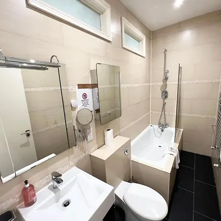 Apartment Large 3 Bed 3 Bath Apartment- *
