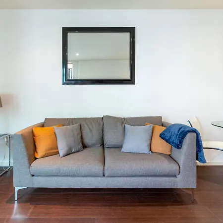Luxury 1 Bedroom Canary Wharf Couples & Work-friendly * London