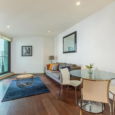 Luxury 1 Bedroom Canary Wharf Couples & Work-friendly *